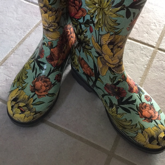 Threshold Shoes - NWT Gardening rain boots. Threshold TALL flowered